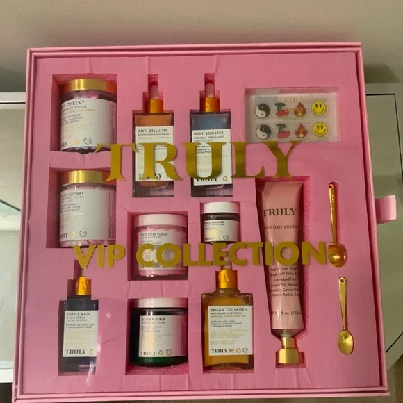 Truly VIP Collection beauty bundle with two free bags - Picture 1 of 11